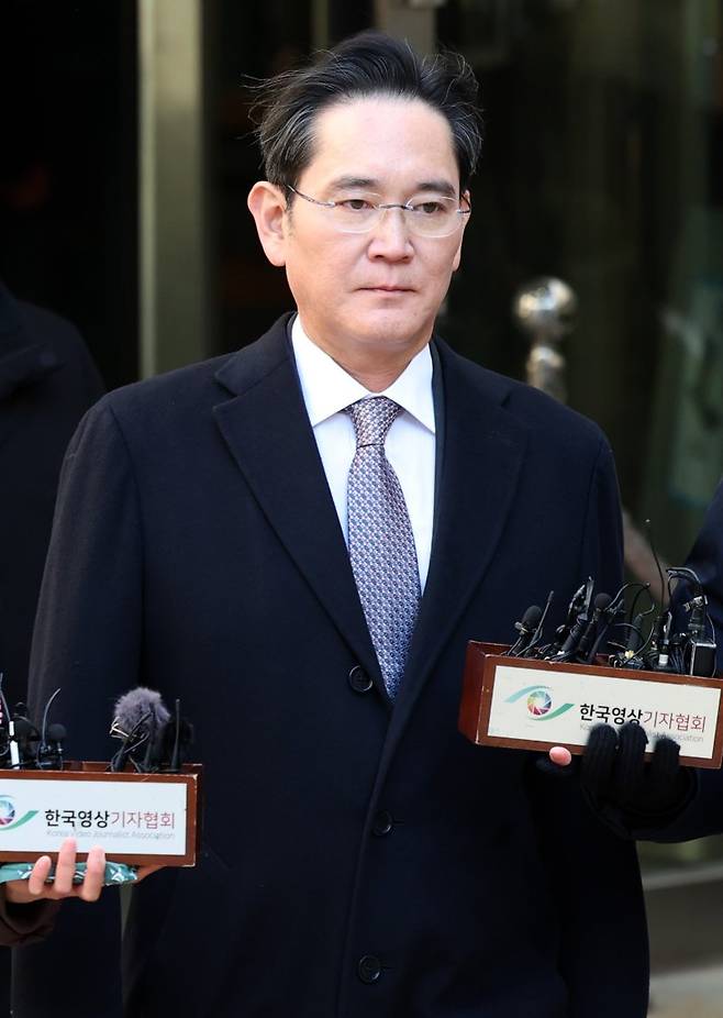 이재용 삼성전자 회장이 3일 오후 서울 서초구 서울고등법원에서 열린 '경영권 불법승계 의혹' 혐의 항소심 선고공판에서 무죄를 선고받은 후 법정을 나서고 있다. 이로써 삼성전자는 사법리스크 부담을 덜게 됐다는 평가가 나온다. 뉴시스