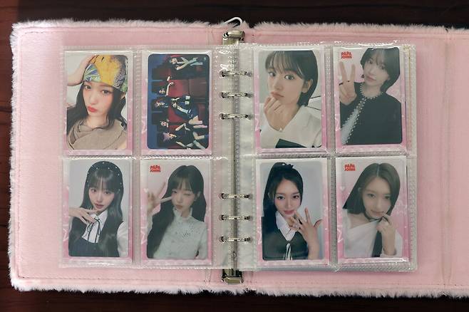 희귀 소아암 유잉육종을 앓고 있는 별(가명·11)이 좋아하는 아이돌 그룹 ‘아이브’의 포토카드를 모아놓은 앨범을 24일 오전 서울 종로구 서울대병원 인근 한국백혈병소아암협회 쉼터에서 촬영한 모습. 김영원 기자 forever@hani.co.kr