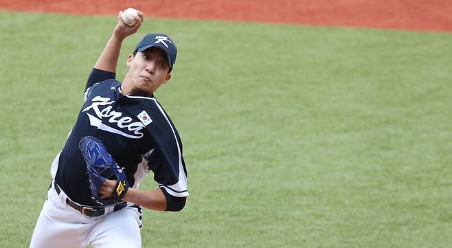 삼성 라이온즈 원태인이 2023년 10월6일 중국 저장성 항저우 인근 사오싱 야구·소프트볼 스포츠센터 제1구장에서 열린 2022 항저우아시안게임 슈퍼라운드 2차전 중국과 경기에서 선발로 등판해 공을 던지고 있다. 사오싱/연합뉴스