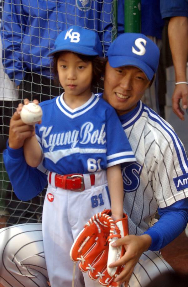 2005년 4월30일 대구 시민야구장에서 열린 프로야구 삼성 라이온즈와 기아(KIA) 타이거즈의 경기에서 당시 야구 신동으로 불렸던 6살 원태인에게 삼성 에이스였던 배영수가 시구 방법을 가르쳐 주고 있다. 배영수는 ‘푸른 피의 에이스’로 불렸고, 이 호칭은 현재 원태인이 물려받았다. 삼성 라이온즈 제공