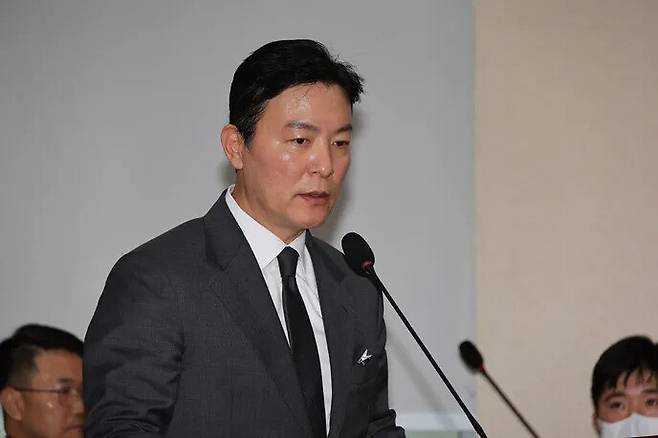 김성훈 대통령경호처 차장이 지난 22일 국회에서 열린 ‘윤석열 정부의 비상계엄 선포를 통한 내란 혐의 진상규명 국정조사 특별위원회’ 1차 청문회에서 의원질의에 답하고 있다. 연합뉴스