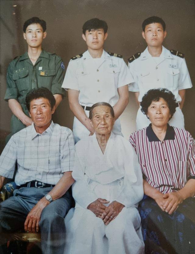 5남 1녀의 막내였던 고인은 한때 선장이 돼 집안에 보탬이 되겠다며 국립부산해사고에 진학했다. 뒷줄 오른쪽부터 고인과 형들. 앞줄 왼쪽부터 부친, 조모, 모친이다. 유족 제공