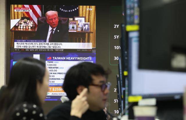 지난달 22일 오전 서울 중구 하나은행 본점 딜링룸 현황판에 도널드 트럼프 미국 대통령의 관세 관련 뉴스가 나오고 있다. 연합뉴스