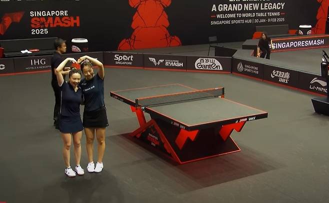 신유빈(오른쪽)과 전지희가 싱가포르 스매시 64강전을 치른 뒤 포즈를 취하고 있다. 사진=WTT 유튜브 중계 캡처