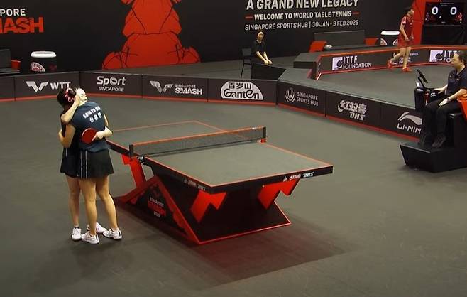 신유빈(오른쪽)과 전지희가 싱가포르 스매시 64강전을 치른 뒤 포옹을 하고 있다. 사진=WTT 유튜브 중계 캡처