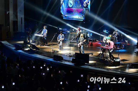 밴드 엑스디너리 히어로즈(Xdinary Heroes)가 1일 오후 서울 서대문구 이화여자대학교 대강당에서 열린 '2025 JOY콘서트 - 보이스 오브 스프링(Voice of spring)'에서 멋진 무대를 펼치고 있다. [사진=정소희 기자]