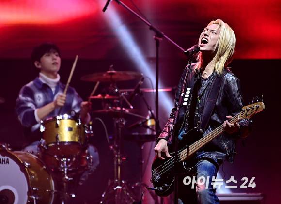 밴드 엑스디너리 히어로즈(Xdinary Heroes)가 1일 오후 서울 서대문구 이화여자대학교 대강당에서 열린 '2025 JOY콘서트 - 보이스 오브 스프링(Voice of spring)'에서 멋진 무대를 펼치고 있다.-[사진=곽영래 기자]