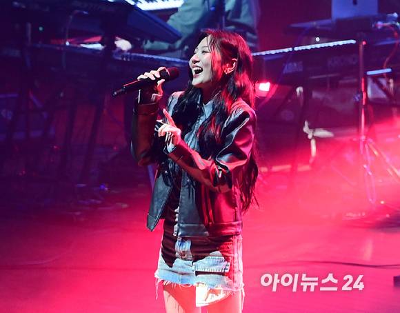 밴드 볼빨간사춘기(안지영)가 1일 오후 서울 서대문구 이화여자대학교 대강당에서 열린 '2025 JOY콘서트 - 보이스 오브 스프링(Voice of spring)'에서 멋진 무대를 펼치고 있다. [사진=정소희 기자]