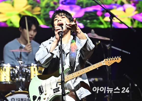 루시(LUCY) 최상엽이 1일 오후 서울 서대문구 이화여자대학교 대강당에서 열린 '2025 JOY콘서트 - 보이스 오브 스프링(Voice of spring)'에서 멋진 무대를 펼치고 있다. [사진=곽영래 기자]