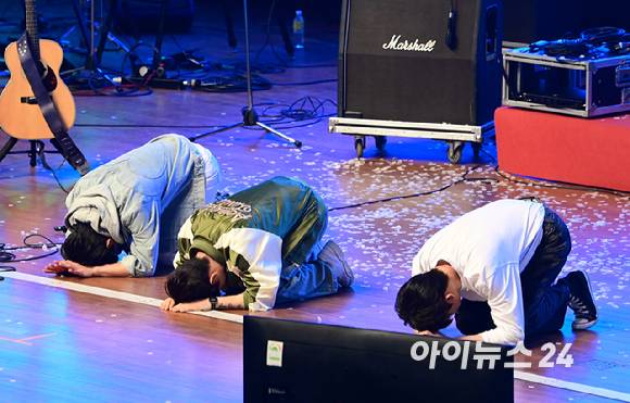 밴드 루시(LUCY)가 1일 오후 서울 서대문구 이화여자대학교 대강당에서 열린 '2025 JOY콘서트 - 보이스 오브 스프링(Voice of spring)'에서 객석을 향해 새해 인사로 큰절을 올리고 있다. [사진=정소희 기자]