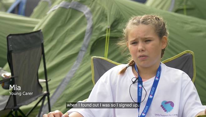 영국 내 영케어러를 지원하는 민간 단체 '케어러스 트러스트'와 인터뷰에서 한 아동이 영케어러인 자신의 삶을 설명하고 있다. 사진 케어러스 트러스트 유튜브 캡처