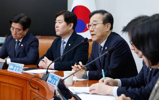 김윤덕 더불어민주당 사무총장이 2일 서울 여의도 국회에서 현안 관련 기자간담회를 하고 있다.뉴스1