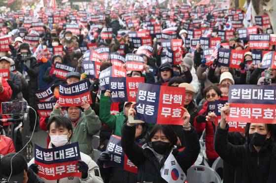 반면 서울시 데이터에 따르면 20·30 남성들은 여권 성향의 시위 참석이 증가한 것으로 나타났다. 사진은 21일 헌법재판소 인근에서 남성들이 윤 대통령 지지 집회를 갖는 모습. [연합뉴스]