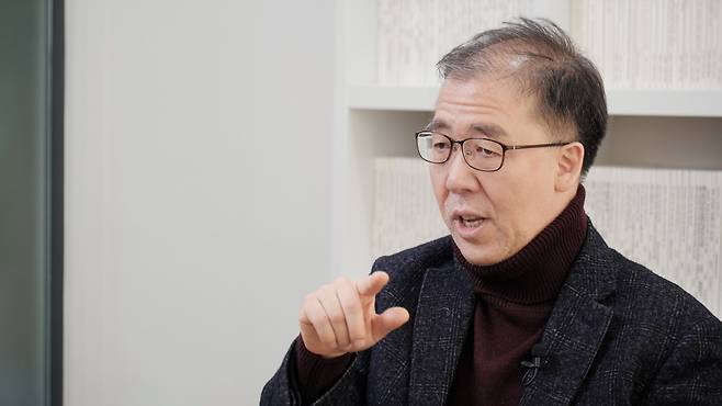 지난 10일 김동완 교수가 서울 중구 자신의 사무실에서 중앙일보 VOICE팀과 인터뷰하고 있다.