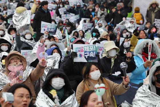 서울시의 생활인구 데이터에 따르면 20·30 여성들의 시위 참여가 늘고 있는 것으로 나타났다. 사진은 지난 5일 대통령 관저 인근에서 대통령 탄핵 찬성 집회를 하는 여성들의 모습. [연합뉴스]