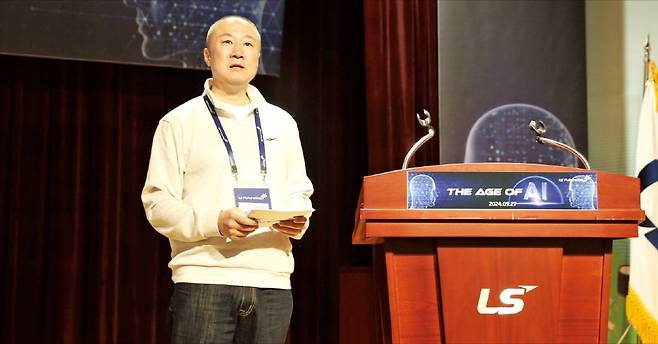 구자은 LS 회장이 지난해 9월 경기 안양 LS타워에서 열린 ‘LS 퓨처 데이’에서 직원들에게 업무 혁신을 주문하고 있다. LS 제공