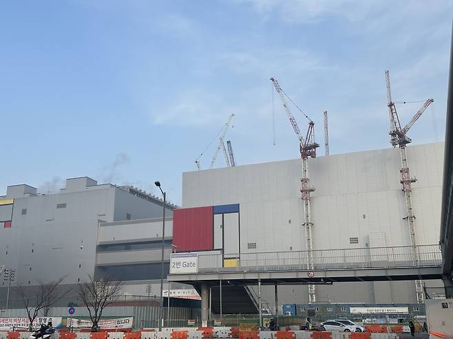 삼성전자 평택캠퍼스 4공장(P4)는 마지막 라인 공사만 남겨두고 있다./김영은 기자