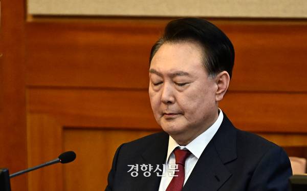 윤석열 대통령이 지난달 23일 서울 종로구 헌법재판소에서 열린 탄핵심판 4차 변론에 출석해 피곤한 듯 눈을 감고 있다. 사진공동취재단