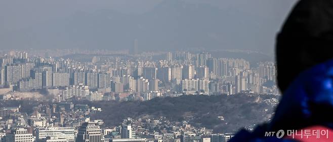 [서울=뉴시스] 정병혁 기자 = 23일 서울 중구 남산에서 서울시내 아파트가 보이고 있다. 2월 수도권 아파트 입주 물량이 역대 최저 수준으로 줄어들 것으로 예측된다. '직방' 조사 기준 2월 전국 아파트 입주 물량은 총 2만 1404세대, '부동산R114' 기준 1만 9486세대로 집계됐다. 수도권 입주 물량은 직방 기준 7250세대로 전월(1만 3980세대)의 절반 수준으로 전망됐다. 물량 자체로는 지난해 7월(2318세대) 이후 가장 적다. 2025.01.23. jhope@newsis.com /사진=정병혁