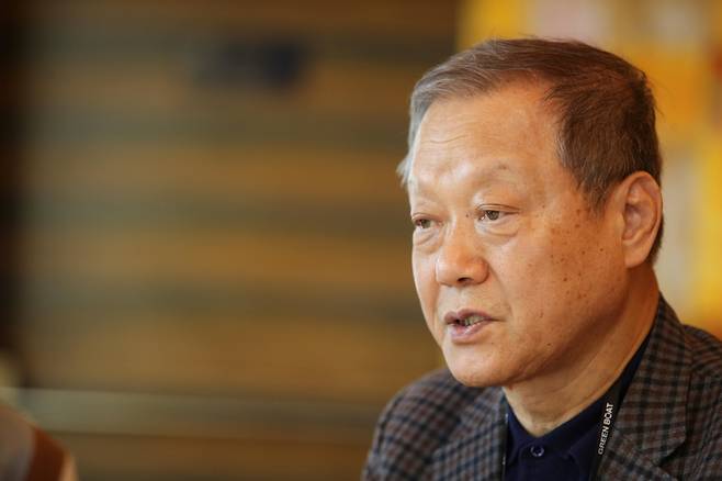 최열 환경재단 이사장이 17일 동중국해 선상에서 진행된 그린보트 관련 인터뷰에서 대답하고 있다. 2025.01.17./사진=환경재단