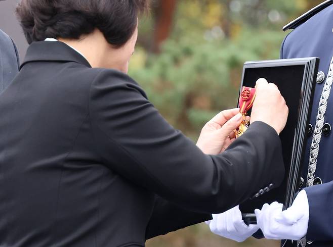 국가보훈부가 2월 한 달 동안 2025년 호국보훈의 달 모범 국가보훈대상자와 대외 유공인사 포상 대상자 신청을 받는다.  자료사진. 지난해 11월 17일 제85회 순국선열의 날 기념식에서 강정애 국가보훈부 장관이 독립유공자에 대한 훈장을 후손에게 전달하고 있다. [연합]