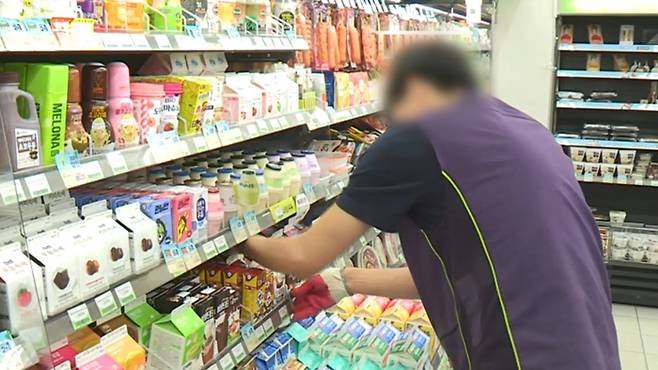 서울의 한 편의점 직원이 제품을 정리하고 있다. [연합]