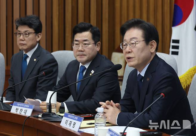 [서울=뉴시스] 고승민 기자 = 이재명 더불어민주당 대표가 3일 서울 여의도 국회에서 '행복하고 정의로운 대한민국, 반도체특별법 노동시간 적용제외 어떻게?'를 주제로 열린 더불어민주당 정책디베이트 3에서 토론회 개최 배경에 대해 설명하고 있다. 2025.02.03. kkssmm99@newsis.com