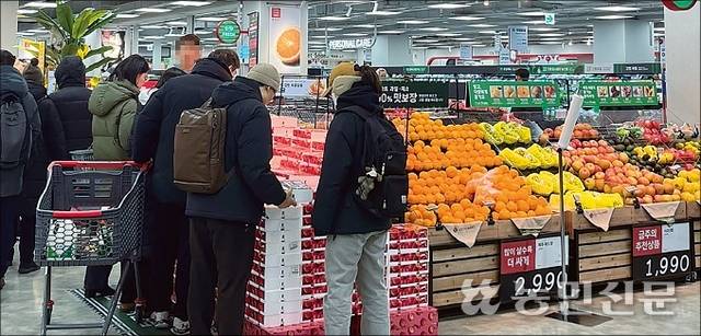 롯데마트가 6년 만에 신규 개점한 서울 강동구 천호점 매장에서 소비자들이 과일을 살펴보고 있다. 사과·만감류 같은 과일을 낱개로 구입할 수 있게 진열했다.