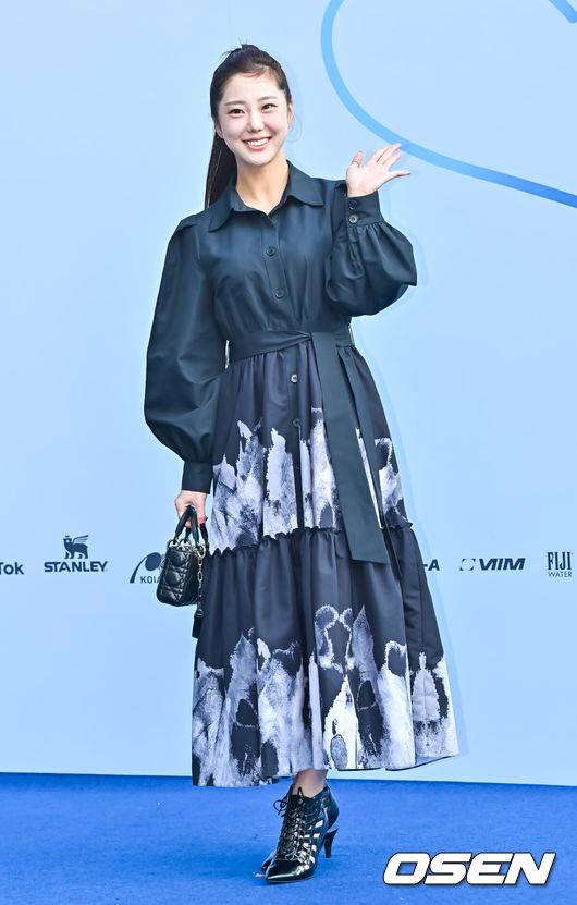 [OSEN=박준형 기자] 8일 서울 동대문 디자인플라자(DDP)에서 ‘2024 S/S 서울패션위크’ 두칸 포토월 행사가 열렸다.기상캐스터 김가영이 포즈를 취하고 있다. 2023.09.08 / soul1014@osen.co.kr