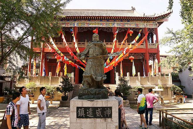 관제묘 내전에 서 있는 관우상. 명 만력제가 내린 시호가 아래 있다.