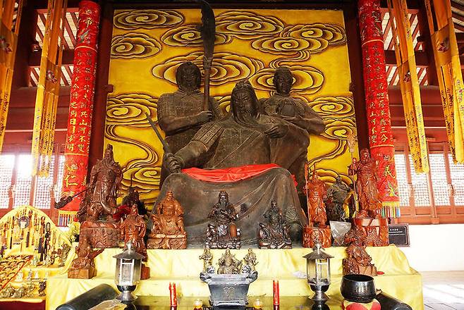 관릉의 관우상은 모두 예술적 가치는 떨어지지만, 전신의 느낌이 강하다.