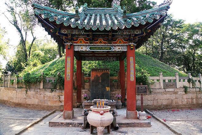 소박한 느낌의 관우묘. 정자에 '한수정후묘'라고 새겨진 비를 세웠다.