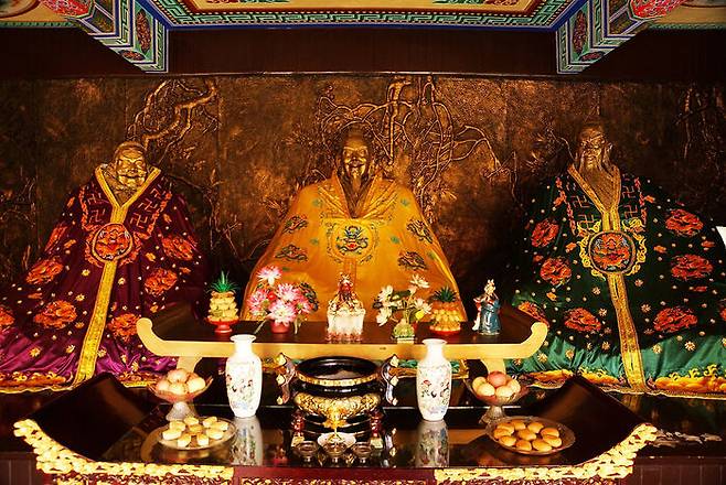 관제묘 내전에 있는 유비, 관우, 장비 삼형제상