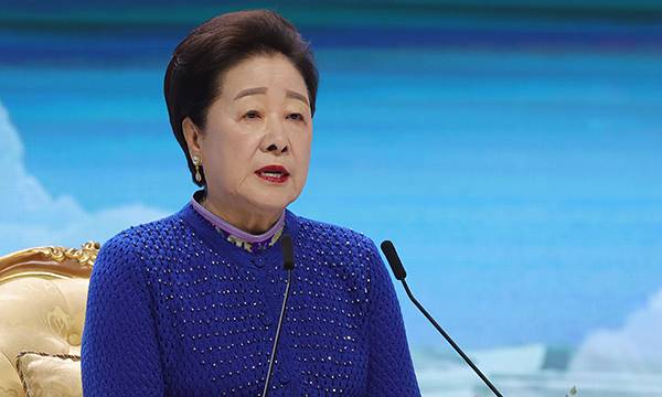 한학자 세계평화통일가정연합 총재가 2일 경기 가평 청심평화월드센터에서 열린 천원궁 승리 입궁 세계연합예배에서 특별말씀을 전하고 있다.&nbsp;가평=이재문 기자