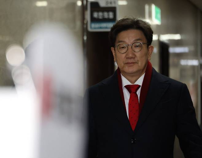 윤석열 대통령을 면회한 국민의힘 권성동 원내대표가 2월3일 오후 국회 원내대표실로 향하고 있다. ⓒ연합뉴스