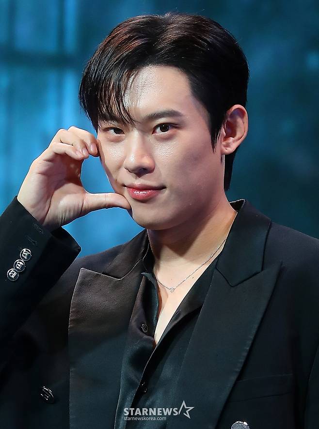 배우 김성철이 21일 오전 서울 JW메리어트 동대문스퀘어에서 진행된 넷플릭스 '지옥 시즌2' 제작발표회에 참석해 포즈를 취하고 있다. '지옥' 시즌2는 계속되는 지옥행 고지로 더욱 혼란스러워진 세상, 갑작스레 부활한 새진리회 정진수(김성철 분) 의장과 박정자(김신록 분)를 둘러싸고 소도의 민혜진(김현주 분) 변호사와 새진리회, 화살촉 세력이 새롭게 얽히면서 벌어지는 이야기다. 오는 25일 공개. 2024.10.21 /사진=김창현