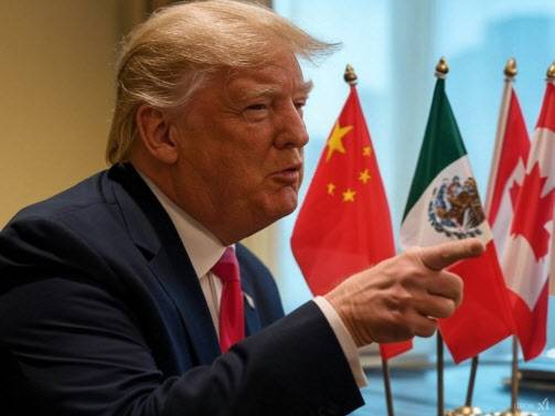 도널드 트럼프 미국 대통령이 1일(현지시간) 멕시코와 캐나다에 25% 관세를, 중국에 10% 추가 관세를 부과한다는 행정명령에 서명한 가운데 관세 부과 대상국 국기를 가리키고 있다.(사진=그록2의 이미지 생성 기능)