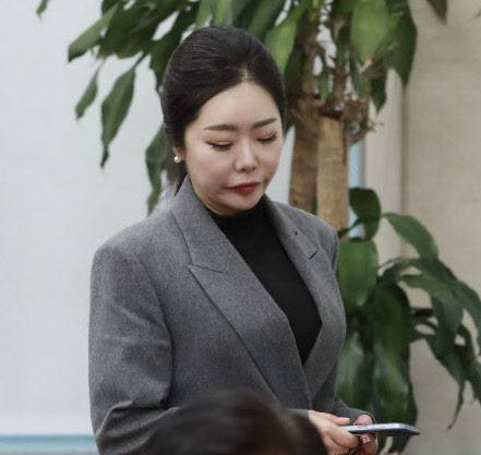 노상원 전 정보사령관이 자주 찾아갔던 것으로 알려진 군산 소재 점집을 운영하는 무속인 ‘비단 아씨’ 이선진씨가 4일 오전 국회에서 열린 내란 국정조사특별위원회 2차 청문회에 출석하고 있다. (사진=노진환 기자)