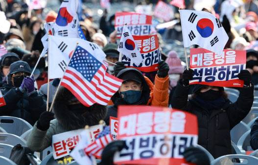 윤석열 대통령 탄핵심판 5차 변론이 열린 4일 오후 서울 안국역 인근에서 윤 대통령 지지자들이 구호를 외치고 있다.(사진=연합뉴스)