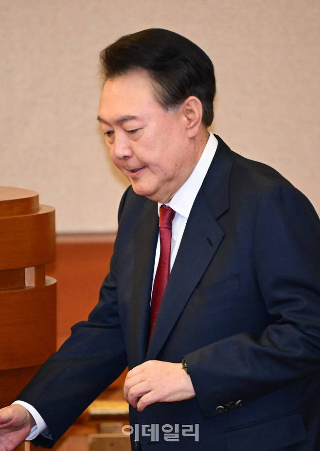 내란 우두머리 혐의로 구속기소된 윤석열 대통령이 4일 서울 종로구 헌법재판소 대심판정에서 열린 탄핵 심판 5차 변론에 출석하고 있다.(사진=사진공동취재단)