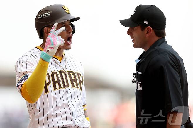 MLB 팻 호버그(오른쪽) 심판이 친구와 도박 계정을 공유한 혐의로 해고됐다.ⓒ AFP=뉴스1