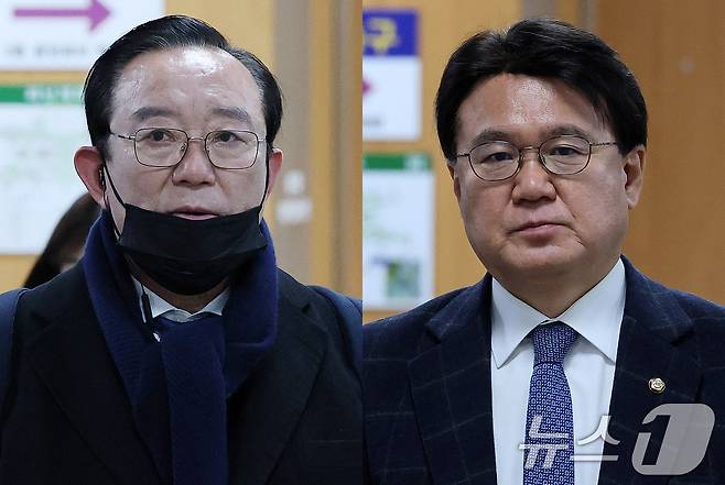 송철호 전 울산시장(왼쪽)과 황운하 조국혁신당 의원이 7일 서초구 서울고등법원에서 열린 '울산시장 선거개입 의혹' 관련 공직선거법위반 항소심 결심 공판에 출석하고 있다. 2025.1.7/뉴스1 ⓒ News1 박세연 기자