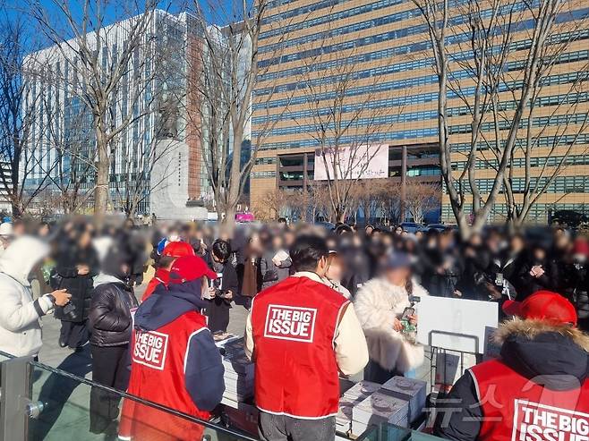 배우 엄태구가 4일 오후 서울 광화문 광장에서 홈리스(노숙인) 자립을 돕는 잡지 빅이슈 판매 봉사활동에 나섰다. /뉴스1 ⓒ News1 윤효정 기자