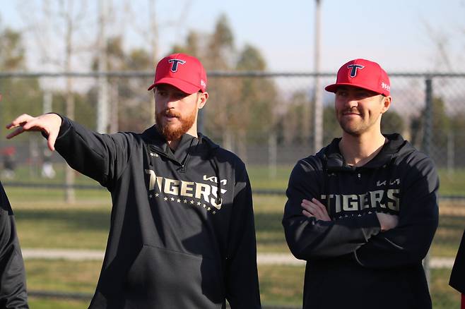 KIA 타이거즈 외국인 투수 아담 올러(왼쪽)와 제임스 네일. 사진제공=KIA 타이거즈