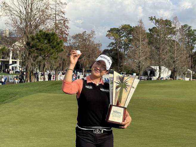 우승 후 포즈를 취한 김아림. 사진제공=와우매니지먼트그룹