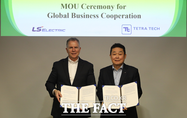 LS일렉트릭은 지난 3일 테트라 테크와 서울시 용산구 한강대로 LS용산타워에서 글로벌 사업 협력을 위한 업무협약(MOU)을 체결했다고 밝혔다. 김종우 LS일렉트릭 사장(오른쪽)과 데이비드 조지 테트라 테크 사장이 업무협약 체결 후 기념 촬영을 하는 모습. /LS일렉트릭