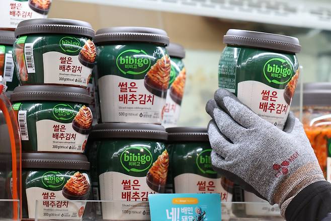 서울의 한 대형마트에서 관계자가 김치를 진열하고 있다. /연합뉴스