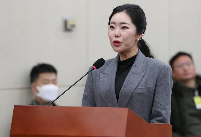 노상원 전 정보사령관이 계엄 전 수십차례 찾아간 점집의 무속인 '비단아씨' 이선진 씨가 4일 서울 여의도 국회에서 열린 윤석열 정부의 비상계엄 선포를 통한 내란혐의 진상규명 국정조사특별위원회의 2차 청문회에서 민주당 한병도 의원의 질의에 답하고 있다. /남강호 기자