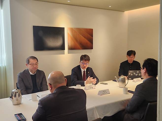 진현환 국토교통부 제1차관이 4일 오전 서울에서 한국주택협회를 비롯한 주요 건설사와 간담회를 열고 관계자들의 의견을 듣고 있다. /국토교통부 제공