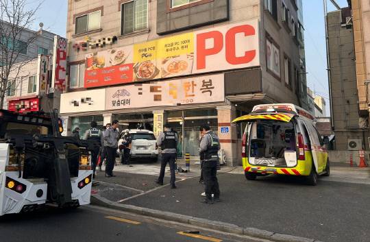 지난 달 23일 오전 8시 36분쯤 대전 서구 갈마동의 한 상가로 SUV 차량이 돌진한 모습. 대전일보DB.